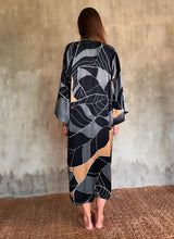 Load image into Gallery viewer, QUARZIA ARTISAN 100% SILK BATIK KIMONO MADE IN BALI