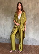 Load image into Gallery viewer, QUARZIA ARTISAN 100% SILK BATIK KAFTAN MADE IN BALI