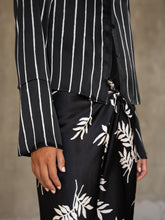 Load image into Gallery viewer, SATONDA SILK TOP Stripes Black&amp;White
