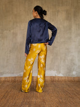 Load image into Gallery viewer, KNOT SILK PANT DEDAUN Old Gold &amp; White
