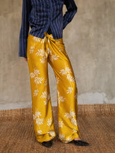 Load image into Gallery viewer, KNOT SILK PANT DEDAUN Old Gold &amp; White
