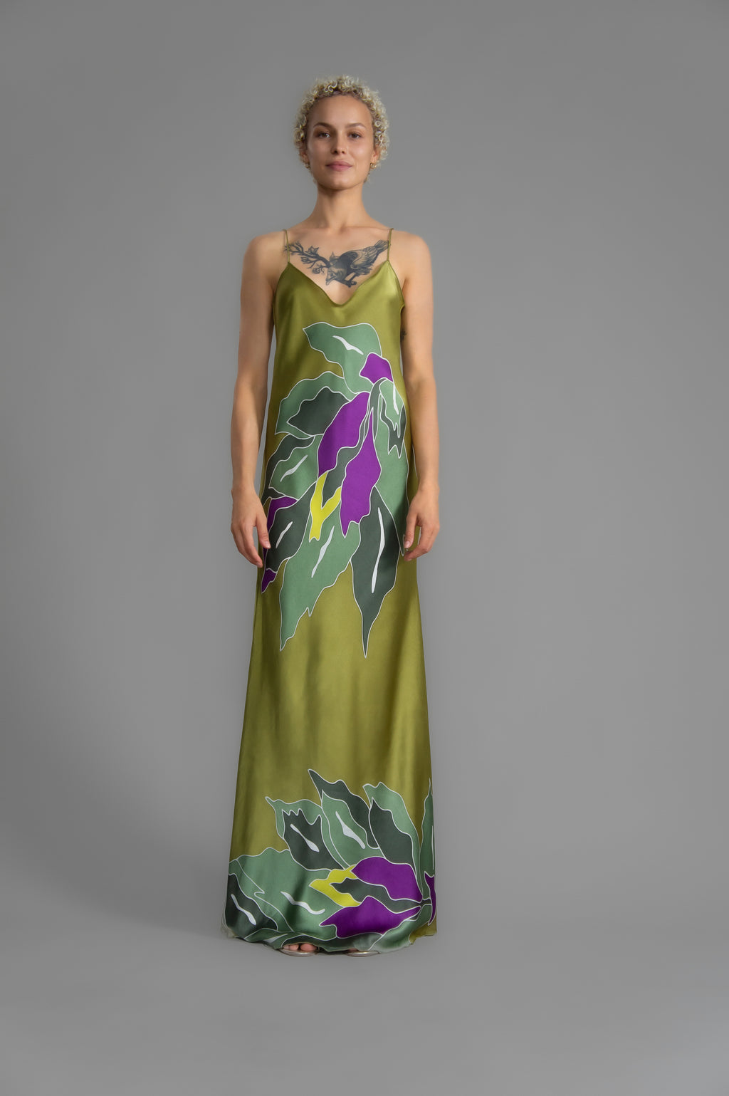 Elegant long body contouring silk dress in moss green colour. The My Jungle motif transforms natural inspiration into contemporary elegance, featuring spaghetti straps, V-neckline and a fluid contemporary silhouette.