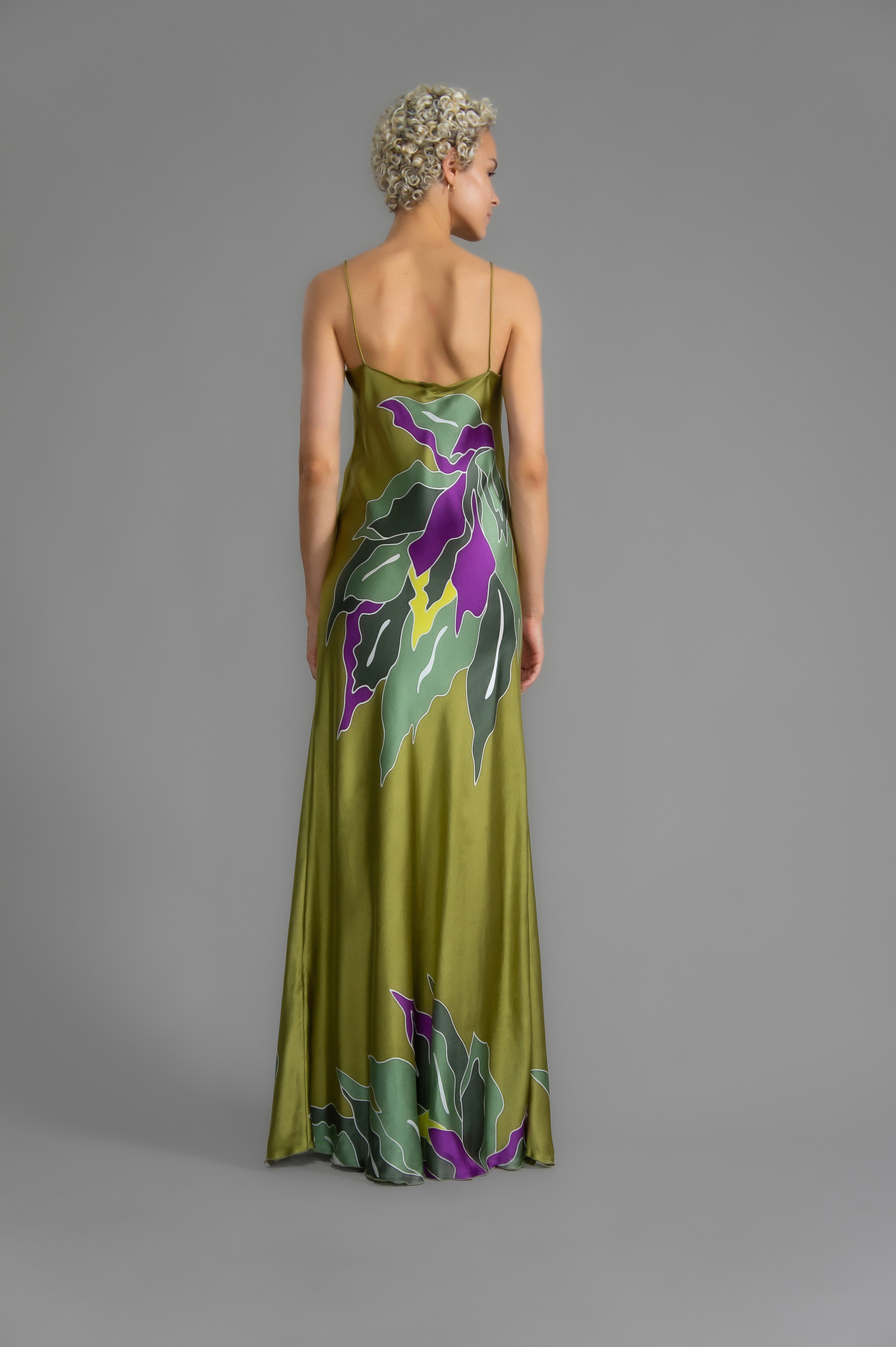 Elegant long body contouring silk dress in moss green colour. The My Jungle motif transforms natural inspiration into contemporary elegance, featuring spaghetti straps, V-neckline and a fluid contemporary silhouette.