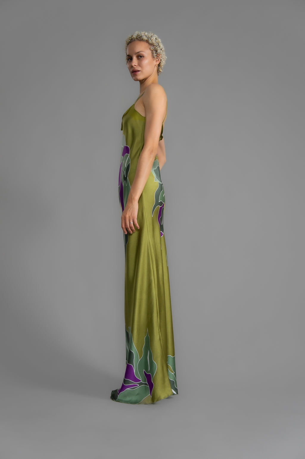 Elegant long body contouring silk dress in moss green colour. The My Jungle motif transforms natural inspiration into contemporary elegance, featuring spaghetti straps, V-neckline and a fluid contemporary silhouette.