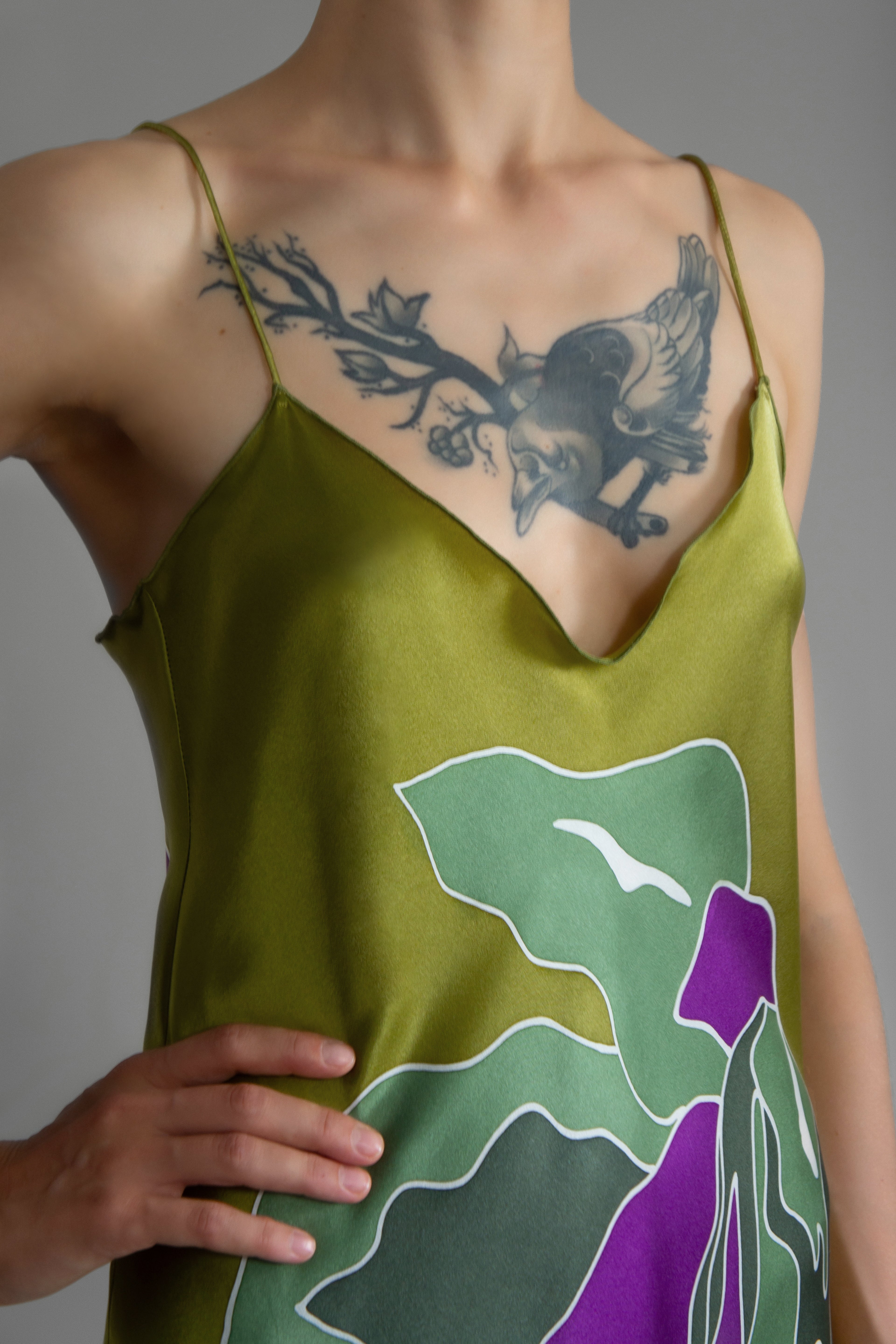 Elegant long body contouring silk dress in moss green colour. The My Jungle motif transforms natural inspiration into contemporary elegance, featuring spaghetti straps, V-neckline and a fluid contemporary silhouette.