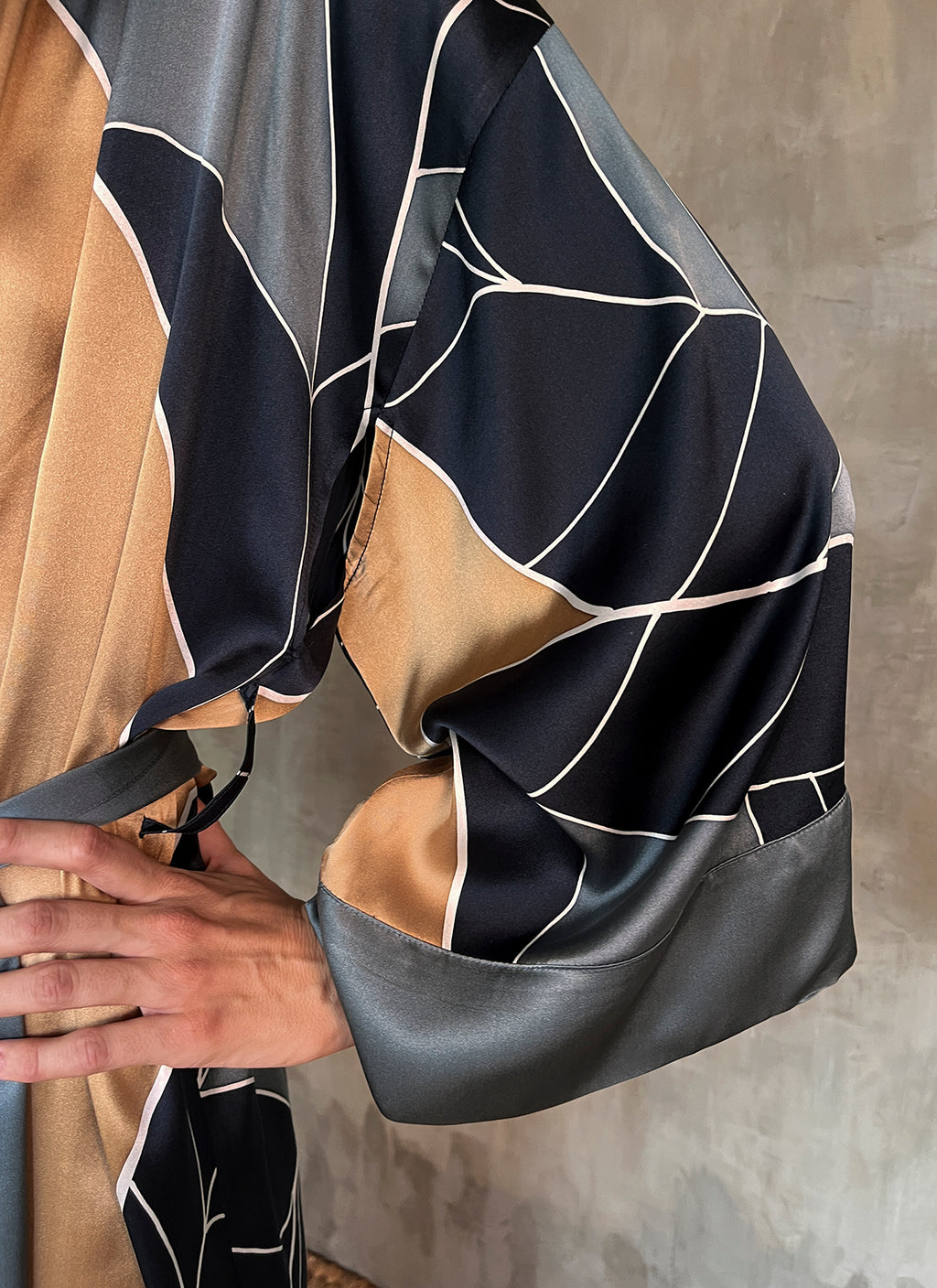 QUARZIA ARTISAN 100% SILK BATIK KIMONO MADE IN BALI