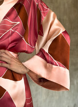 Load image into Gallery viewer, QUARZIA ARTISAN 100% SILK BATIK KIMONO MADE IN BALI
