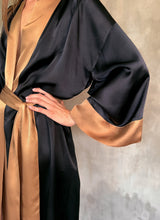 Load image into Gallery viewer, QUARZIA ARTISAN 100% SILK BATIK KIMONO MADE IN BALI
