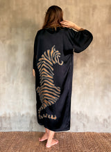 Load image into Gallery viewer, QUARZIA ARTISAN 100% SILK BATIK KIMONO MADE IN BALI
