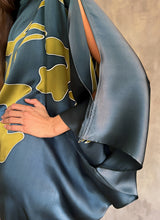 Load image into Gallery viewer, QUARZIA ARTISAN 100% SILK BATIK KAFTAN MADE IN BALI
