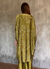 Load image into Gallery viewer, QUARZIA ARTISAN 100% SILK BATIK KAFTAN MADE IN BALI
