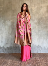 Load image into Gallery viewer, QUARZIA ARTISAN 100% SILK BATIK SARONG MADE IN BALI
