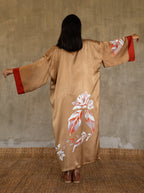 Back detail: Quarzia signature Kimono has wide, flowing sleeves and it's handcrafted from pure silk satin. As Japanese style' kimono  it is open under the arms, and there's a bold border in contrast color on the cuffs and on the front. A beautiful silk belt also in contrast color frame this elegant piece, ultimate in relaxed style, elegance and comfort. The batik pattern is inspired by  flower and leaves. 