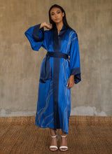 Load image into Gallery viewer, Quarzia signature Kimono has wide, flowing sleeves and it&#39;s handcrafted from pure silk satin. As Japanese style&#39; kimono  it is open under the arms, and there&#39;s a bold border on the cuffs and on the front. A beautiful silk belt frame this elegant piece, ultimate in relaxed style, elegance and comfort. The batik pattern is inspired by Kintsugi Japanese technique for fix the broken ceramics.
