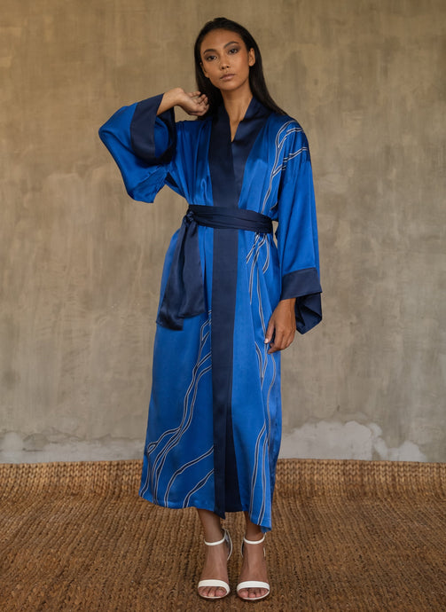 Quarzia signature Kimono has wide, flowing sleeves and it's handcrafted from pure silk satin. As Japanese style' kimono  it is open under the arms, and there's a bold border on the cuffs and on the front. A beautiful silk belt frame this elegant piece, ultimate in relaxed style, elegance and comfort. The batik pattern is inspired by Kintsugi Japanese technique for fix the broken ceramics.