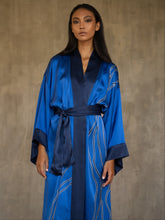 Load image into Gallery viewer, Quarzia signature Kimono has wide, flowing sleeves and it&#39;s handcrafted from pure silk satin. As Japanese style&#39; kimono  it is open under the arms, and there&#39;s a bold border on the cuffs and on the front. A beautiful silk belt frame this elegant piece, ultimate in relaxed style, elegance and comfort. The batik pattern is inspired by Kintsugi Japanese technique for fix the broken ceramics.
