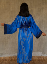 Load image into Gallery viewer, Back detail: Quarzia signature Kimono has wide, flowing sleeves and it&#39;s handcrafted from pure silk satin. As Japanese style&#39; kimono  it is open under the arms, and there&#39;s a bold border on the cuffs and on the front. A beautiful silk belt frame this elegant piece, ultimate in relaxed style, elegance and comfort. The batik pattern is inspired by Kintsugi Japanese technique to fix the broken ceramics.
