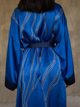 Load image into Gallery viewer, Back pattern detail: Quarzia signature Kimono has wide, flowing sleeves and it&#39;s handcrafted from pure silk satin. As Japanese style&#39; kimono  it is open under the arms, and there&#39;s a bold border on the cuffs and on the front. A beautiful silk belt frame this elegant piece, ultimate in relaxed style, elegance and comfort. The batik pattern is inspired by Kintsugi Japanese technique for fix the broken ceramics.
