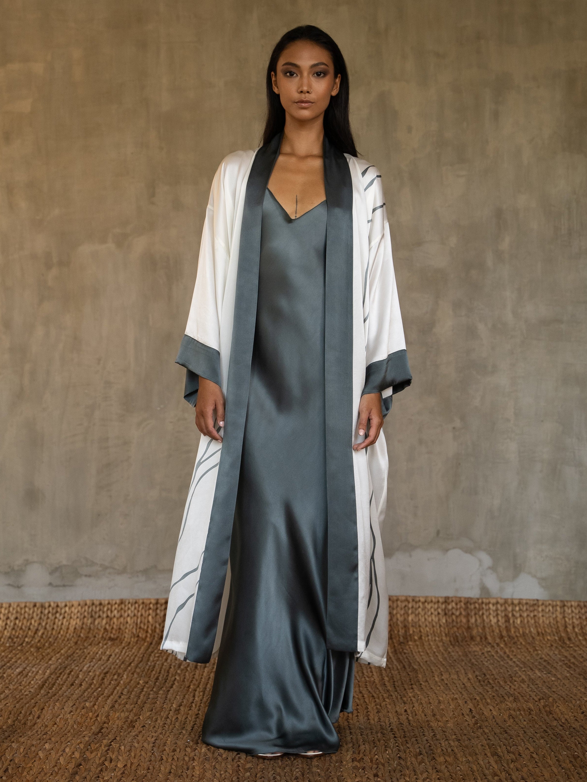 Quarzia signature Kimono has wide, flowing sleeves and it's handcrafted from pure silk satin. As Japanese style' kimono  it is open under the arms, and there's a bold border on the cuffs and on the front. A beautiful silk belt frame this elegant piece, ultimate in relaxed style, elegance and comfort. The batik pattern is inspired by Kintsugi Japanese technique to fix the broken ceramics.