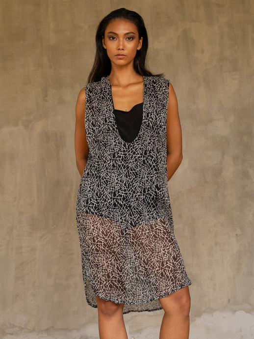 Quarzia' Tunik top is sleeveless with a deep V-neckline and is hand-crafted from crinkle chiffon silk and is ideal for layering.
The batik pattern is all over and inspired by the japanese sticks game.