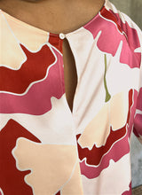 Load image into Gallery viewer, Detail of neck,  back split and single button fastening .
