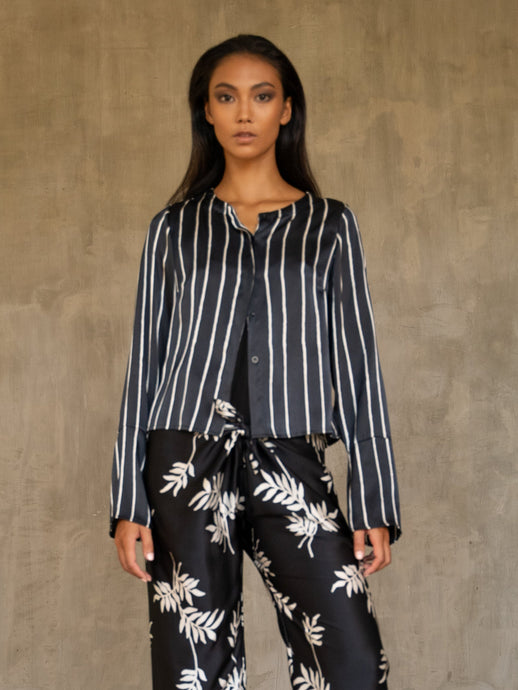 Quarzia artisanal short silk jacket black and white on a silk black pant with floral motif. Made in Bali.