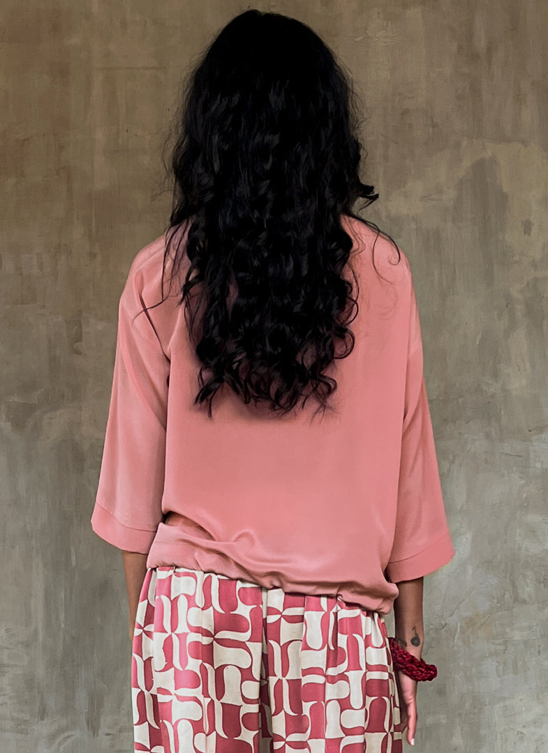 ound neck pink top in silk crepe on top of knees long pant batik decorated by Bali artisan