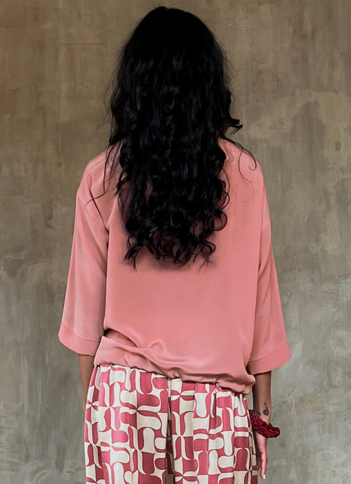 ound neck pink top in silk crepe on top of knees long pant batik decorated by Bali artisan