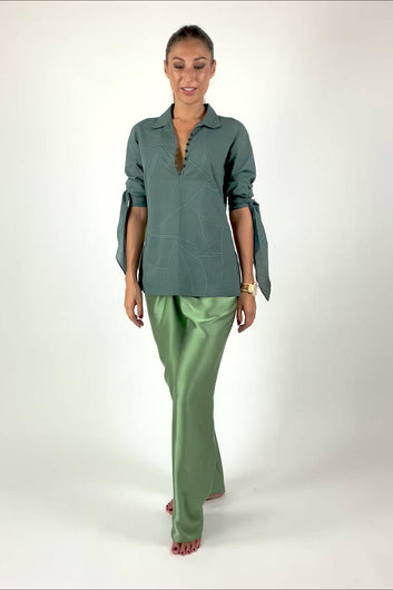 Quarzia signature pant has been a popular success since our brand started. Its 3 sizes will fit a wide range of silhouettes.  The knot on the waist allows great adjustment following your body needs. It's great to wear it in the day and classy for your special evenings.  Paired here with Boss cotton shirt in Olive-night color.    One-size. 100% Satin Silk. Motif: Plain. Color: Oil-green. Available also in: Arona-grey, Black, Fig, Hazel, Medieval-blue, Molten-lava, Olive-night, Orchid-mist.