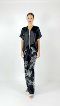 Load and play video in Gallery viewer, KNOT SILK PANT Iris black-white
