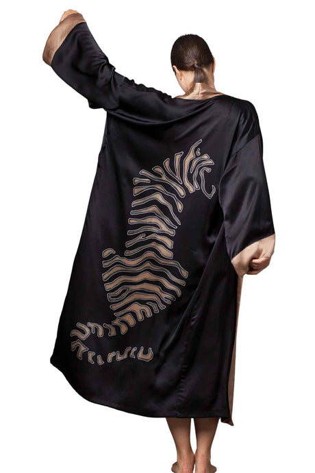 Quarzia signature Kimono has wide, flowing sleeves and it's handcrafted from pure silk satin. As Japanese style' kimono  it is open under the arms. A bold contrast color border on the cuffs and on the front, together with the same color silk belt, frame this elegant piece, ultimate in relaxed style, elegance and comfort. The batik pattern is inspired by the stillness pose of a tiger.