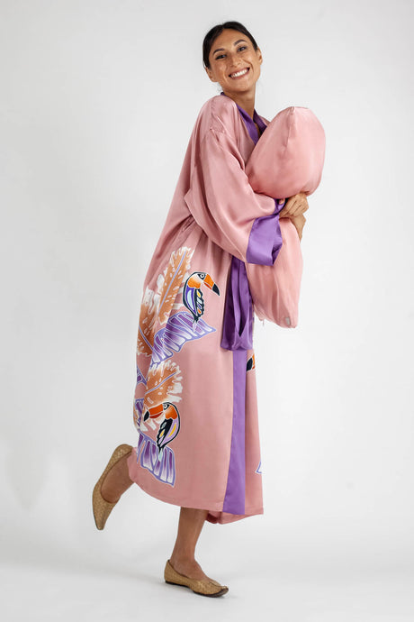 Quarzia signature Kimono has wide, flowing sleeves and it's handcrafted from pure silk satin. As Japanese style' kimono  it is open under the arms. A bold contrast color border on the cuffs and on the front, together with the same color silk belt, frame this elegant piece, ultimate in relaxed style, elegance and comfort. The batik pattern is inspired by the incredible balinese leafy jungle and colorful tucans beauty.