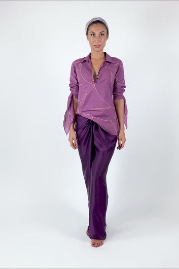 Quarzia signature pant has been a popular success since our brand started. Its 3 sizes will fit a wide range of silhouettes.  The knot on the waist allows great adjustment following your body needs. It's great to wear it in the day and classy for your special evenings.   Paired here with Boss cotton shirt in Orchid-mist color.  One-size. 100% Satin Silk. Motif: Plain. Color: Fig. Available also in: Arona-grey, Black, Hazel, Medieval-blue, Molten-lava, Oil-green, Olive-night, Orchid-mist.