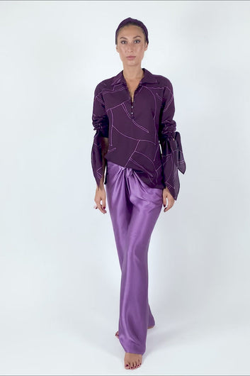Quarzia signature pant has been a popular success since our brand started. Its 3 sizes will fit a wide range of silhouettes.  The knot on the waist allows great adjustment following your body needs. It's great to wear it in the day and classy for your special evenings.   Paired here with Boss cotton shirt in Fig color. 