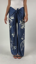 Load and play video in Gallery viewer, KNOT SILK PANT Royal medieval-blue
