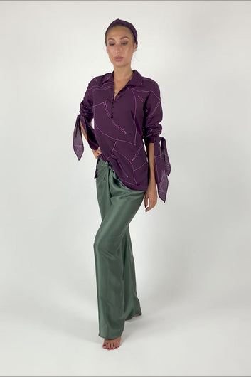 Quarzia signature pant has been a popular success since our brand started. Its 3 sizes will fit a wide range of silhouettes.  The knot on the waist allows great adjustment following your body needs. It's great to wear it in the day and classy for your special evenings.   Paired here with Boss cotton shirt in Fig color.  One-size. 100% Satin Silk. Motif: Plain. Color: Olive-night. Available also in: Arona-grey, Black, Fig, Hazel, Medieval-blue, Molten-lava, Oil-green, Orchid-mist.